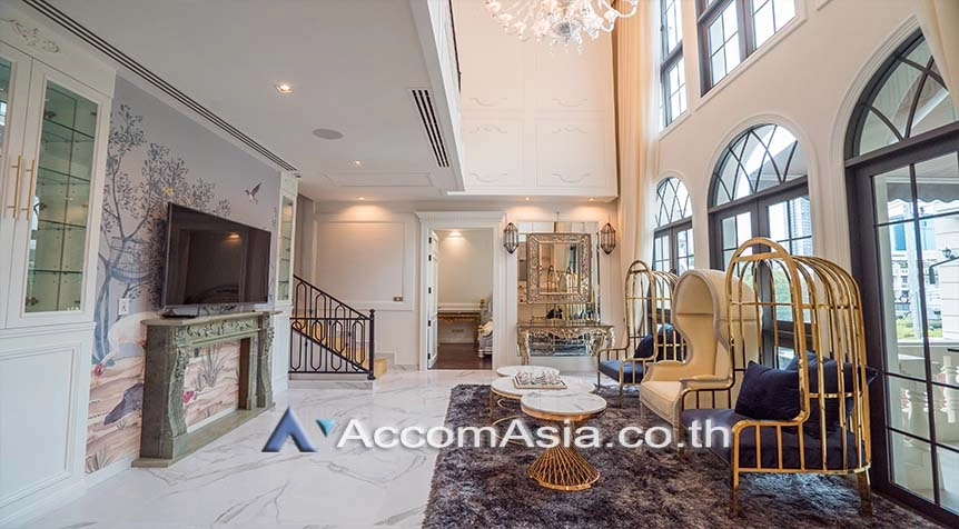  4 Bedrooms  Townhouse For Rent & Sale in Sukhumvit, Bangkok  near BTS Ekkamai (AA27808)