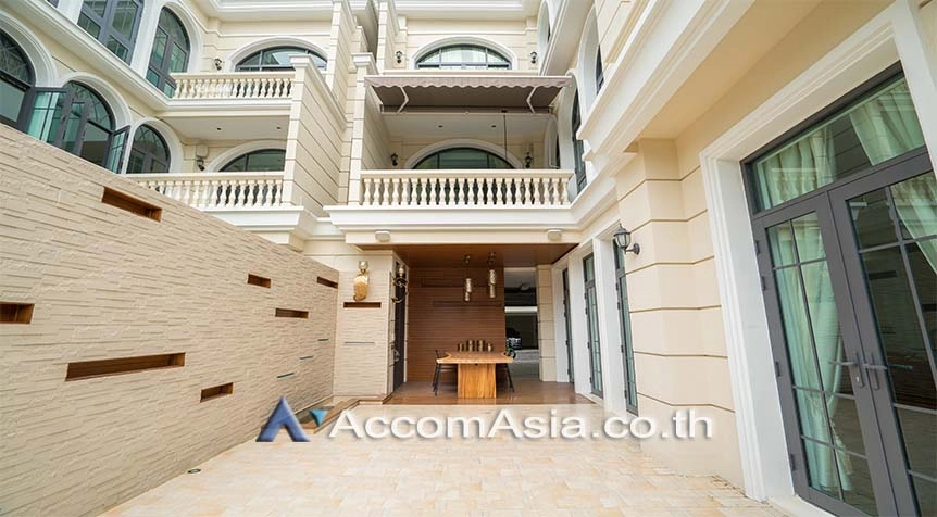  4 Bedrooms  Townhouse For Rent & Sale in Sukhumvit, Bangkok  near BTS Ekkamai (AA27808)