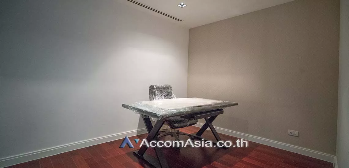 Fully Furnished |  4 Bedrooms  Condominium For Rent in Ploenchit, Bangkok  near BTS Ploenchit (AA27811)