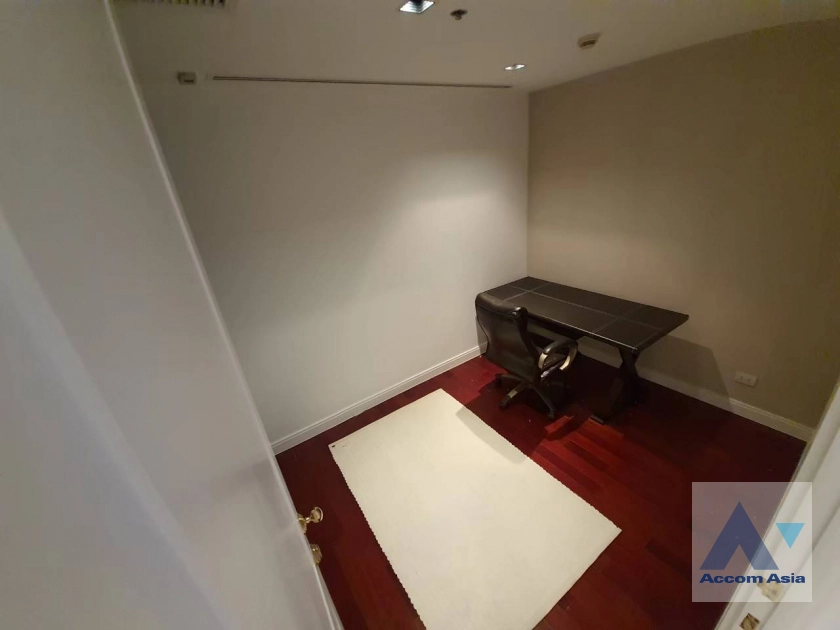 unitFully Furnished |  3 Bedrooms  Condominium For Rent in Ploenchit, Bangkok  near BTS Ploenchit (AA27811)