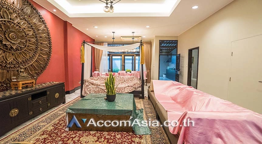 Home Office, Pet friendly |  4 Bedrooms  Townhouse For Rent in Sukhumvit, Bangkok  near BTS Thong Lo (AA27813)