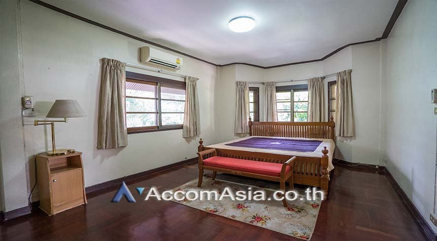  2 Bedrooms  House For Rent in Sukhumvit, Bangkok  near BTS Phra khanong (AA27819)