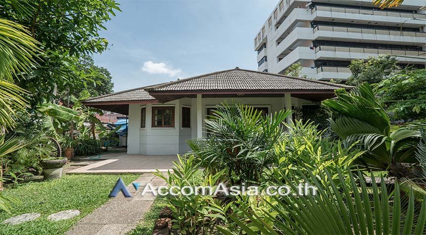  2 Bedrooms  House For Rent in Sukhumvit, Bangkok  near BTS Phra khanong (AA27819)