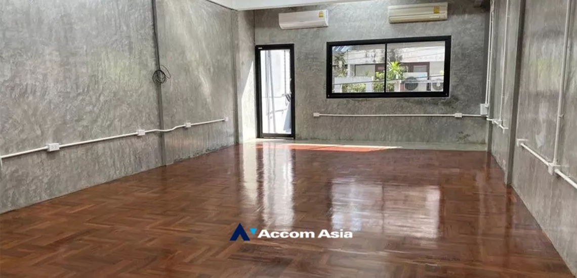 Home Office, Pet friendly |  3 Bedrooms  Townhouse For Rent in Sathorn, Bangkok  near BTS Chong Nonsi (AA27831)