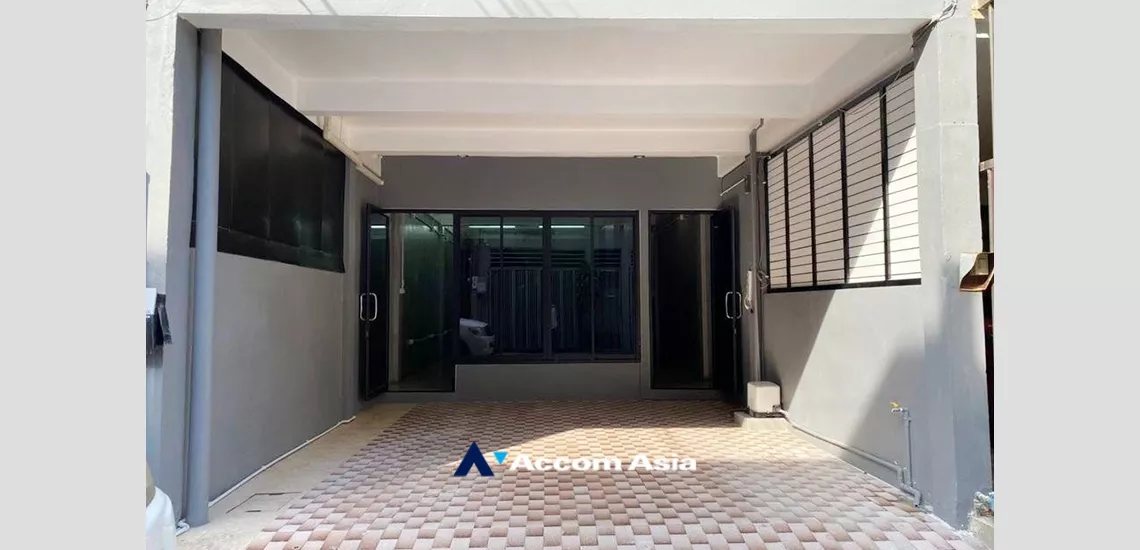 Home Office, Pet friendly |  3 Bedrooms  Townhouse For Rent in Sathorn, Bangkok  near BTS Chong Nonsi (AA27831)