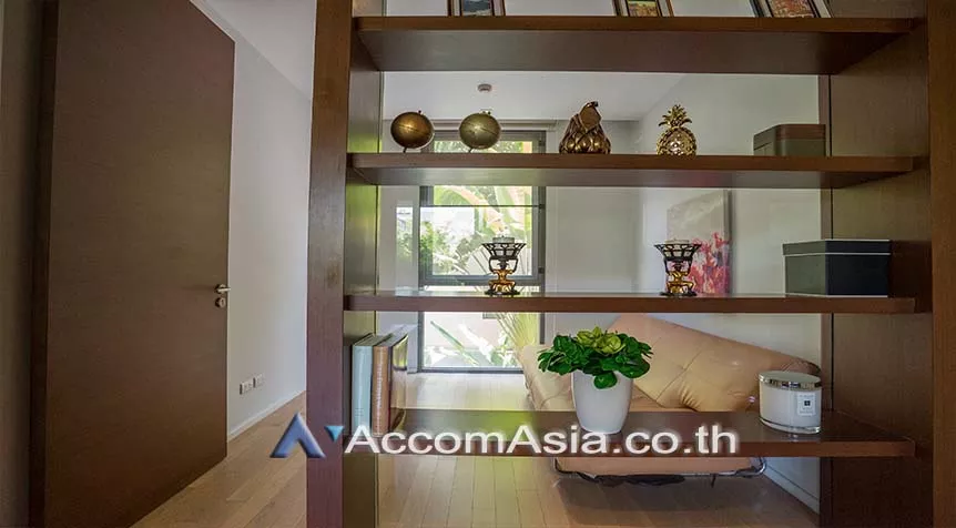  3 Bedrooms  Apartment For Rent in Sukhumvit, Bangkok  near BTS Thong Lo (AA27854)