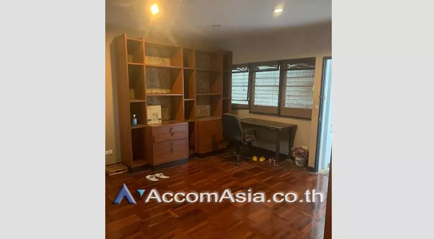 unit 3 Bedrooms  Condominium For Sale in Sukhumvit, Bangkok  near BTS Nana (AA27865)