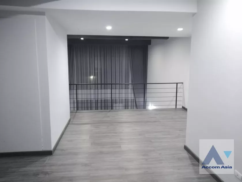  4 Bedrooms  Townhouse For Rent in Pattanakarn, Bangkok  near BTS On Nut (AA27894)