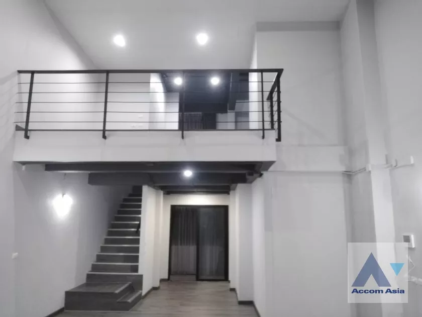  4 Bedrooms  Townhouse For Rent in Pattanakarn, Bangkok  near BTS On Nut (AA27894)