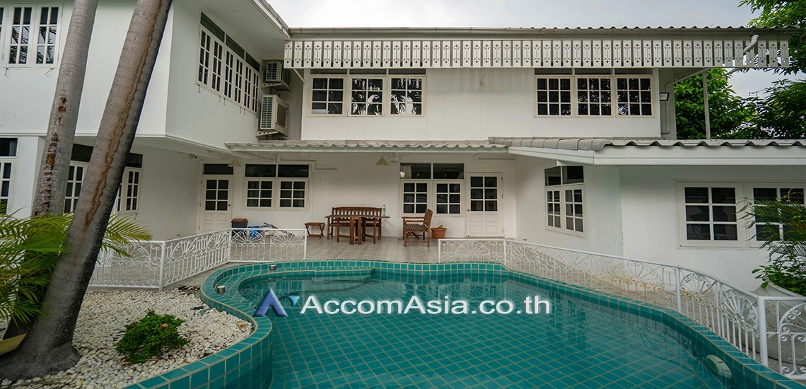Garden, Private Swimming Pool |  3 Bedrooms  House For Rent in Sukhumvit, Bangkok  near BTS Phra khanong (AA27949)