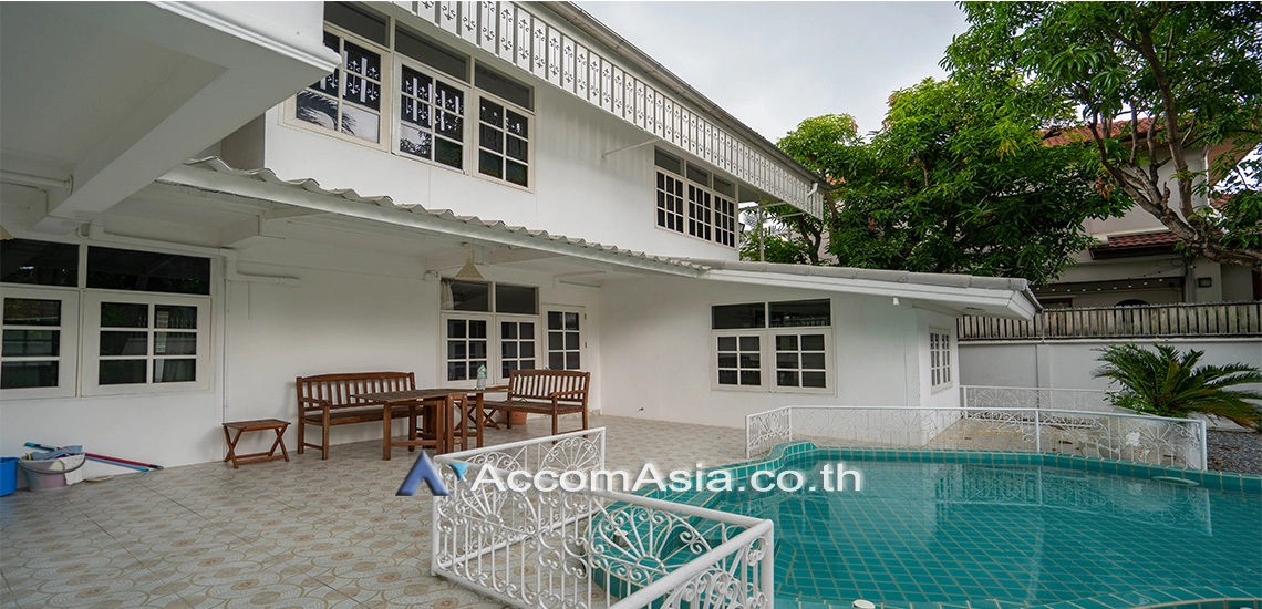 Garden, Private Swimming Pool |  3 Bedrooms  House For Rent in Sukhumvit, Bangkok  near BTS Phra khanong (AA27949)