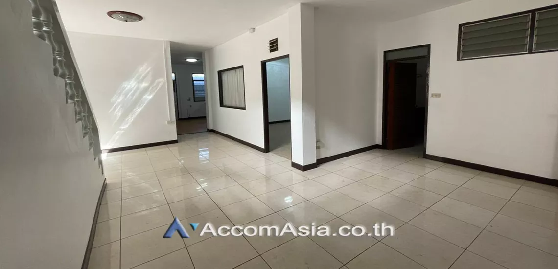 unit 3 Bedrooms  House For Rent in Ratchadaphisek, Bangkok  near MRT Phetchaburi (AA27977)