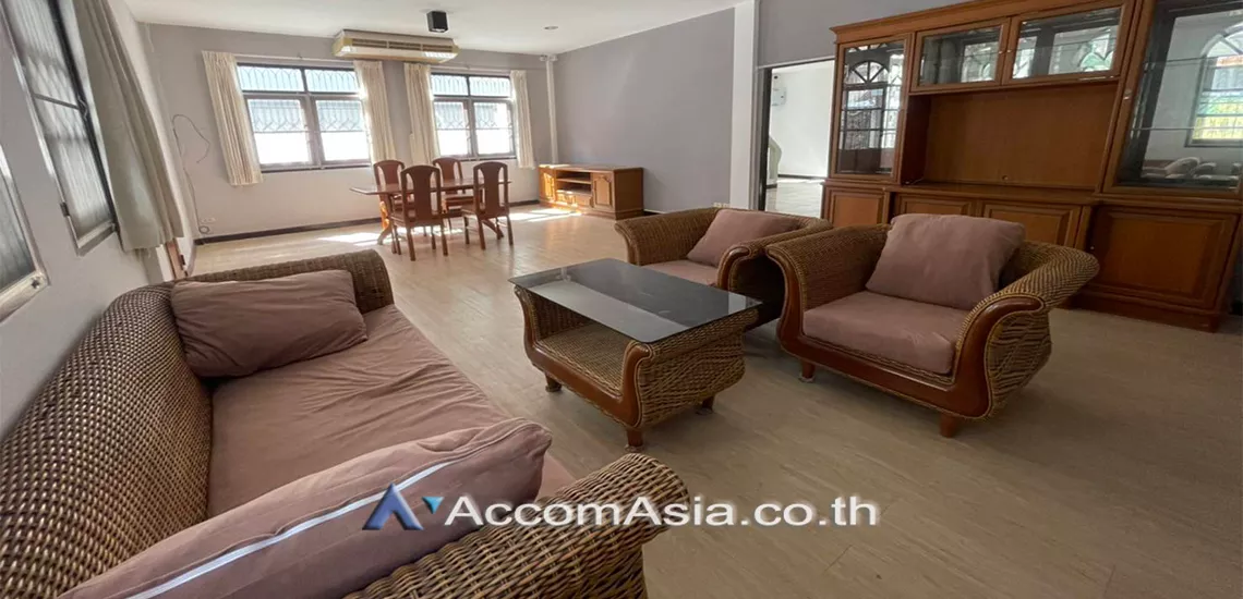 unit 3 Bedrooms  House For Rent in Ratchadaphisek, Bangkok  near MRT Phetchaburi (AA27977)