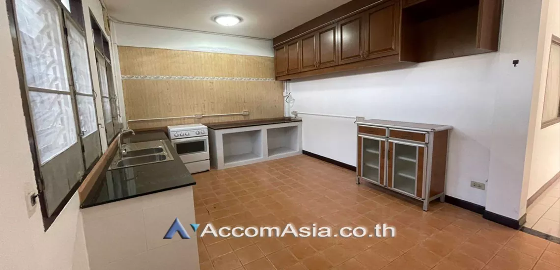 unit 3 Bedrooms  House For Rent in Ratchadaphisek, Bangkok  near MRT Phetchaburi (AA27977)