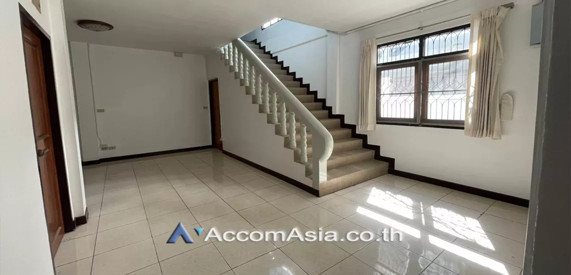  1  3 br House For Rent in Ratchadaphisek ,Bangkok MRT Phetchaburi AA27977