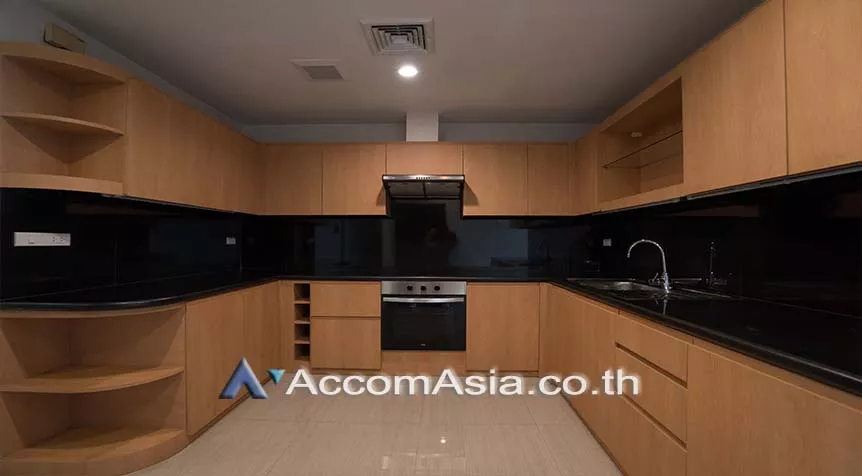  4 Bedrooms  Apartment For Rent in Sukhumvit, Bangkok  near BTS Ekkamai (AA27986)