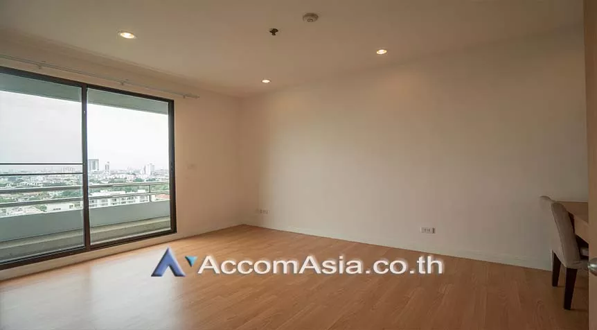 8  4 br Apartment For Rent in Sukhumvit ,Bangkok BTS Ekkamai at High-Rise Living with a Large Balcony Apartment in Ekkamai AA27986