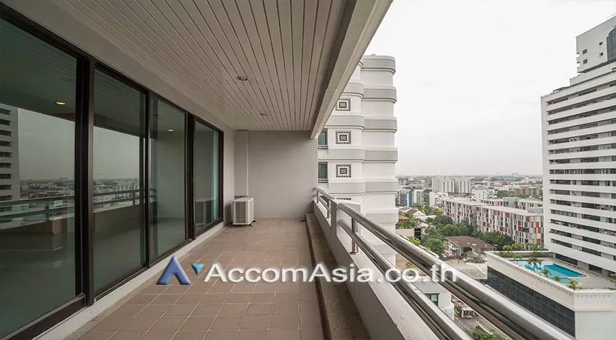 unit 4 Bedrooms  Apartment For Rent in Sukhumvit, Bangkok  near BTS Ekkamai (AA27986)