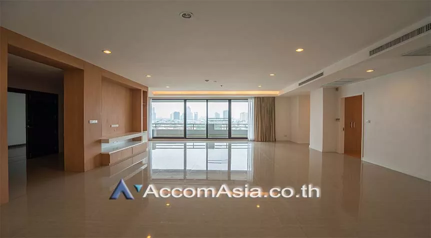 unit 4 Bedrooms  Apartment For Rent in Sukhumvit, Bangkok  near BTS Ekkamai (AA27986)