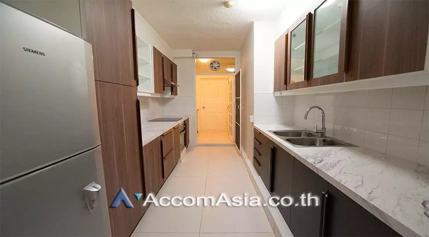 Pet friendly |  3 Bedrooms  Apartment For Rent in Ploenchit, Bangkok  near BTS Chitlom (AA28012)