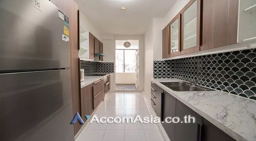 Pet friendly |  3 Bedrooms  Apartment For Rent in Ploenchit, Bangkok  near BTS Chitlom (AA28013)