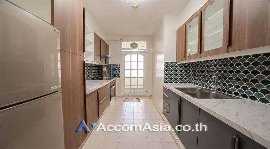 Pet friendly |  3 Bedrooms  Apartment For Rent in Ploenchit, Bangkok  near BTS Chitlom (AA28014)