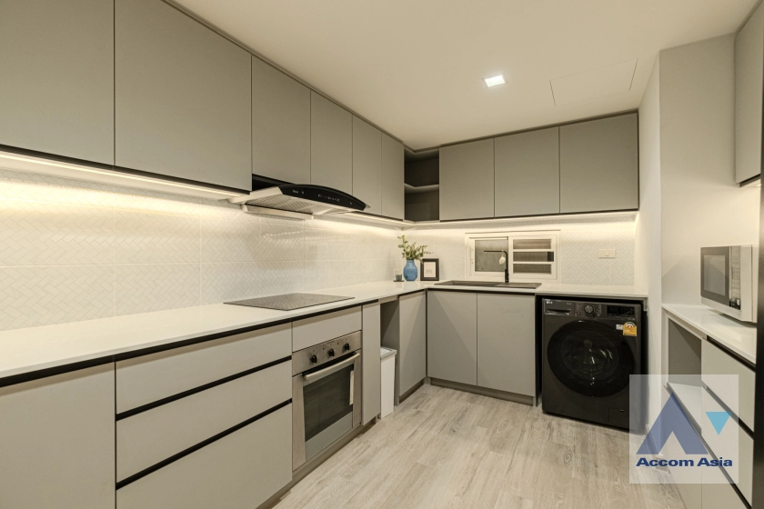 unitGorgeous white-tone condo with classic charm and full built-ins (24253)