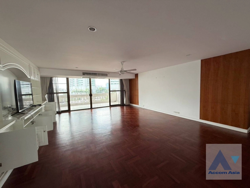 Big Balcony, Pet friendly |  Peaceful and Pet-Friendly Residence in Asoke Apartment  3 Bedroom for Rent MRT Sukhumvit in Sukhumvit Bangkok