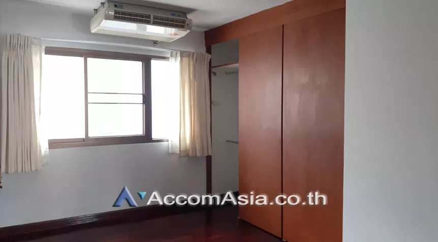  3 Bedrooms  Apartment For Rent in Sukhumvit, Bangkok  near BTS Nana (AA28131)