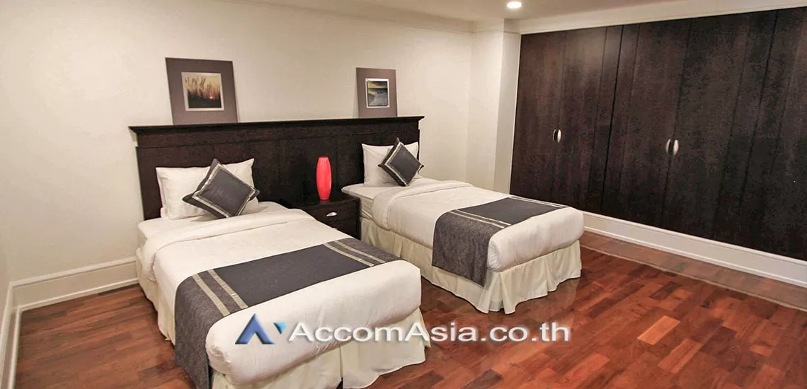 Pet friendly |  3 Bedrooms  Apartment For Rent in Sukhumvit, Bangkok  near BTS Nana (AA28158)