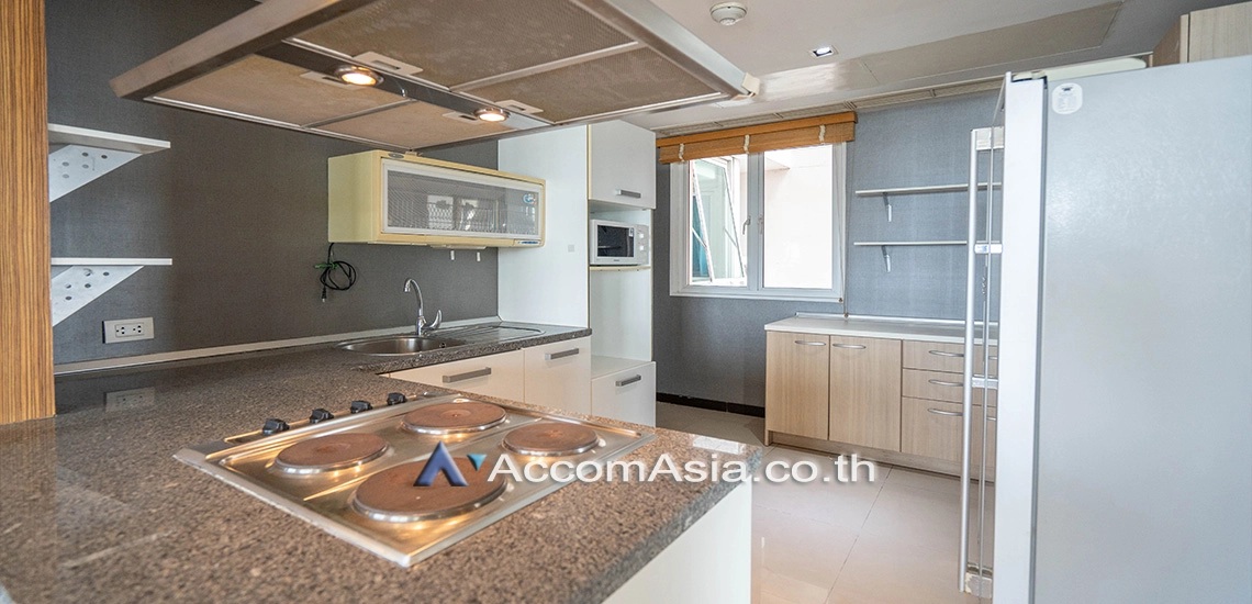 Pet friendly |  3 Bedrooms  Condominium For Rent in Sukhumvit, Bangkok  near BTS Ekkamai (AA28166)