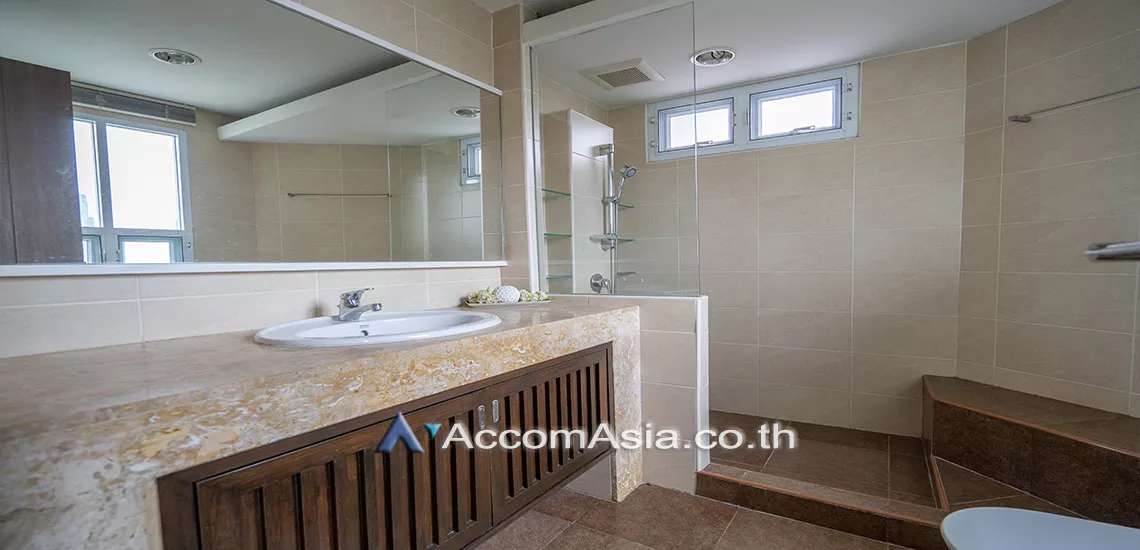 9  3 br Apartment For Rent in Sukhumvit ,Bangkok BTS Ekkamai at Low-rise Apartment, Only 1,000m to BTS AA28172