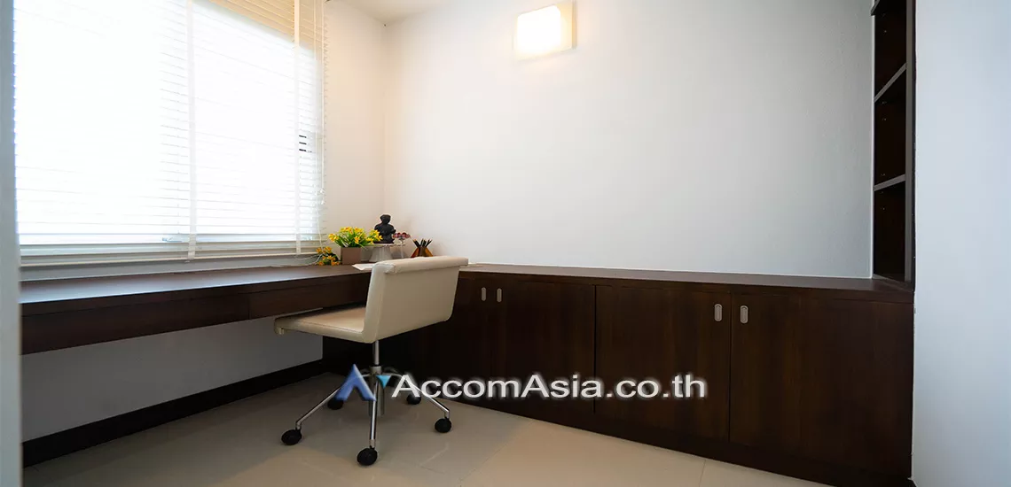 5  3 br Apartment For Rent in Sukhumvit ,Bangkok BTS Ekkamai at Low-rise Apartment, Only 1,000m to BTS AA28172