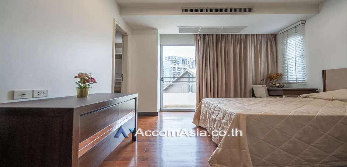 8  3 br Apartment For Rent in Sukhumvit ,Bangkok BTS Ekkamai at Low-rise Apartment, Only 1,000m to BTS AA28172