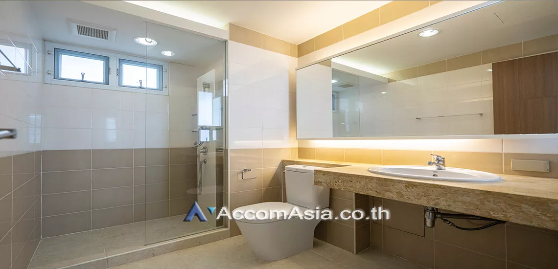 10  3 br Apartment For Rent in Sukhumvit ,Bangkok BTS Ekkamai at Low-rise Apartment, Only 1,000m to BTS AA28172