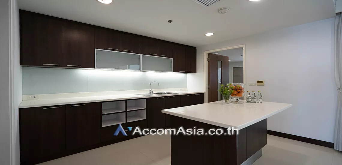  3 Bedrooms  Apartment For Rent in Sukhumvit, Bangkok  near BTS Ekkamai (AA28172)