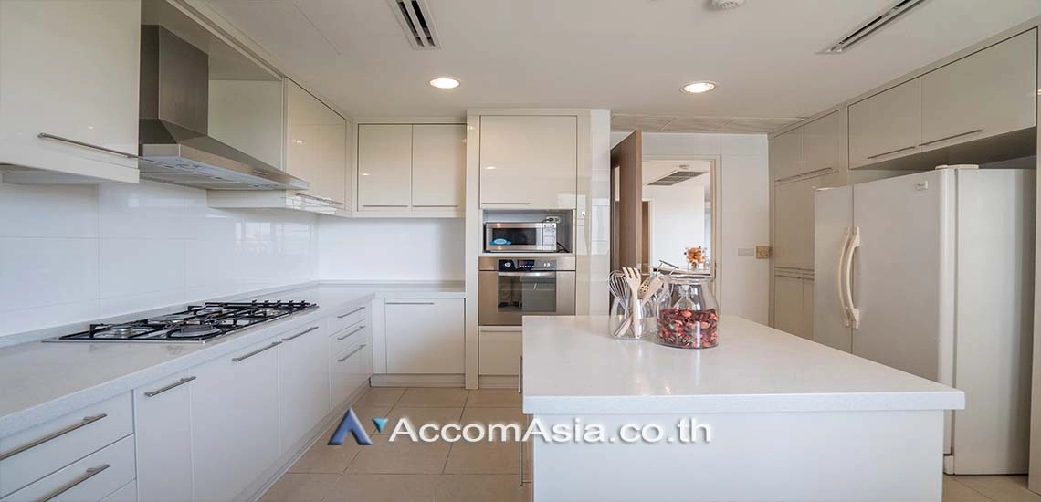  3 Bedrooms  Apartment For Rent in Sukhumvit, Bangkok  near BTS Ekkamai (AA28173)