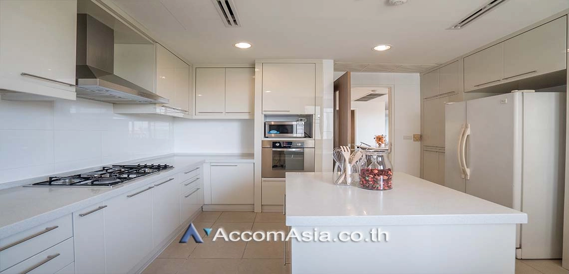 unit 3 Bedrooms  Apartment For Rent in Sukhumvit, Bangkok  near BTS Ekkamai (AA28173)