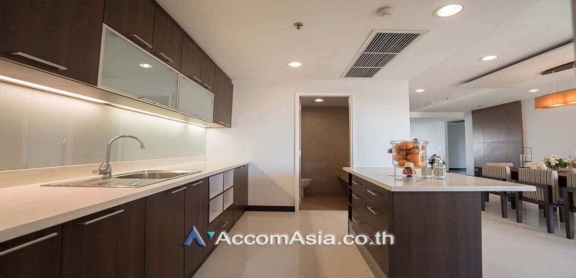  3 Bedrooms  Apartment For Rent in Sukhumvit, Bangkok  near BTS Ekkamai (AA28173)