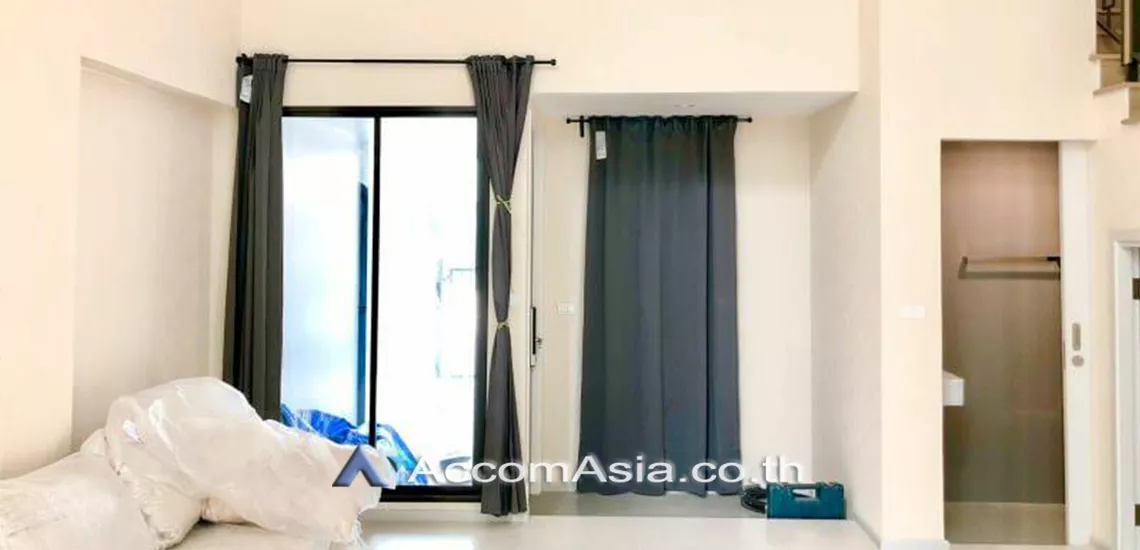  3 Bedrooms  House For Rent in Pattanakarn, Bangkok  near BTS Mo-Chit (AA28188)