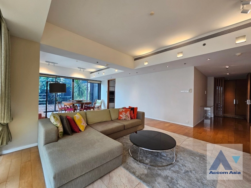 unitCorner unit with private balcony and skyline view at The Met Sathorn (AA28194)