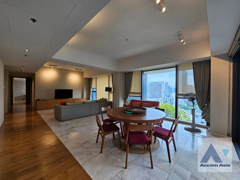 unitCorner unit with private balcony and skyline view at The Met Sathorn (AA28194)