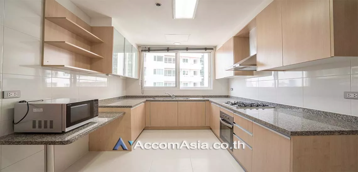  3 Bedrooms  Apartment For Rent in Sukhumvit, Bangkok  near BTS Phrom Phong (AA28216)