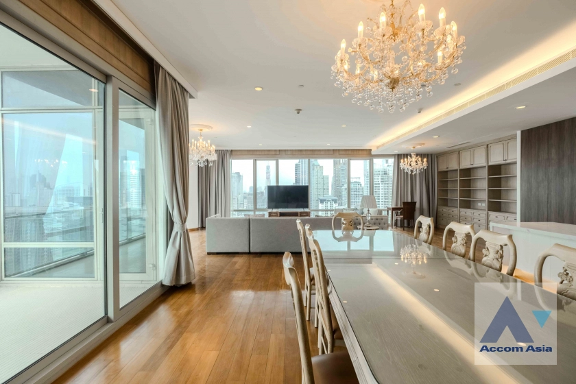  4 Bedrooms  Condominium For Rent in Ploenchit, Bangkok  near BTS Ratchadamri (AA28264)