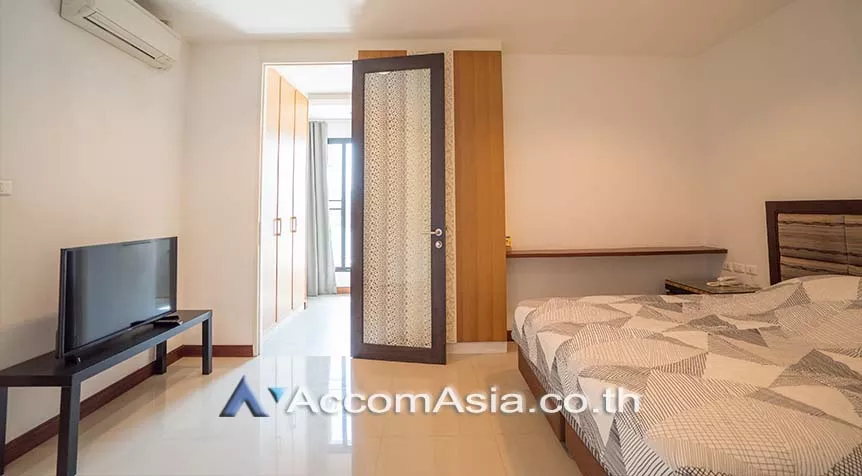 unit 3 Bedrooms  Apartment For Rent in Sukhumvit, Bangkok  near BTS Ekkamai (AA28316)