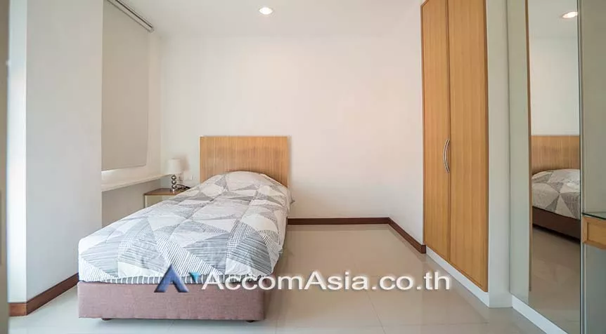  3 Bedrooms  Apartment For Rent in Sukhumvit, Bangkok  near BTS Ekkamai (AA28316)