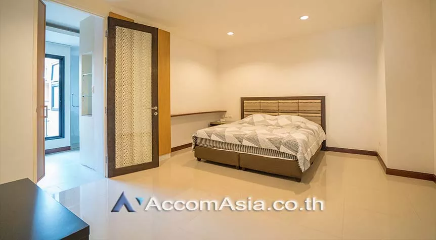  3 Bedrooms  Apartment For Rent in Sukhumvit, Bangkok  near BTS Ekkamai (AA28317)