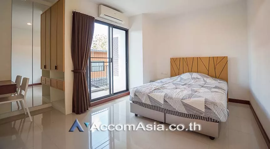  3 Bedrooms  Apartment For Rent in Sukhumvit, Bangkok  near BTS Ekkamai (AA28317)