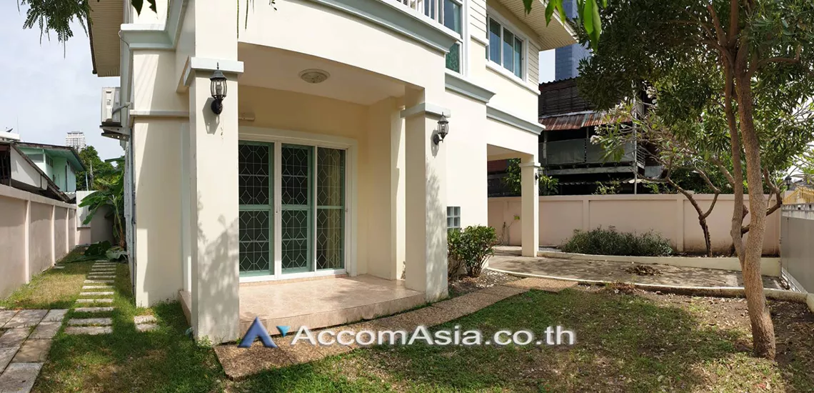  3 Bedrooms  House For Rent in Sukhumvit, Bangkok  near BTS Thong Lo (AA28339)