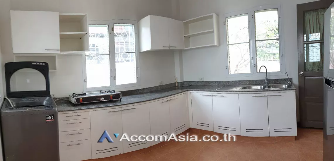  3 Bedrooms  House For Rent in Sukhumvit, Bangkok  near BTS Thong Lo (AA28339)